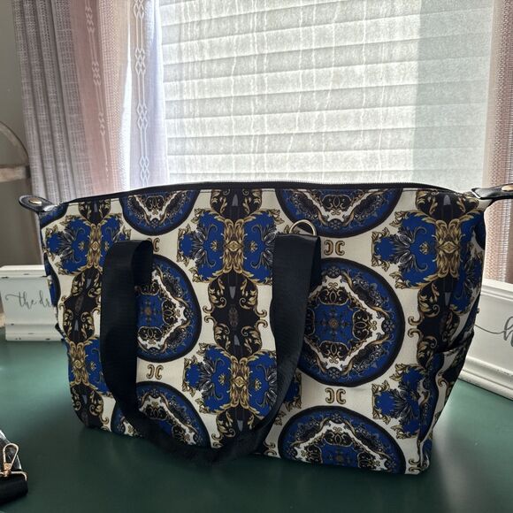 Alice+Olivia DuffleBag Regal Romance Travel Detachable Strap Pockets 16x6x11 NWT - Picture 6 of 16